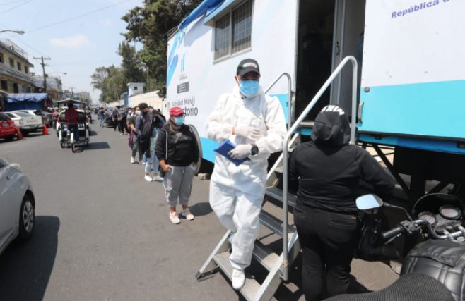 "Me pidieron que regresará, que no habían pruebas" Salud limita acceso a pruebas de coronavirus
