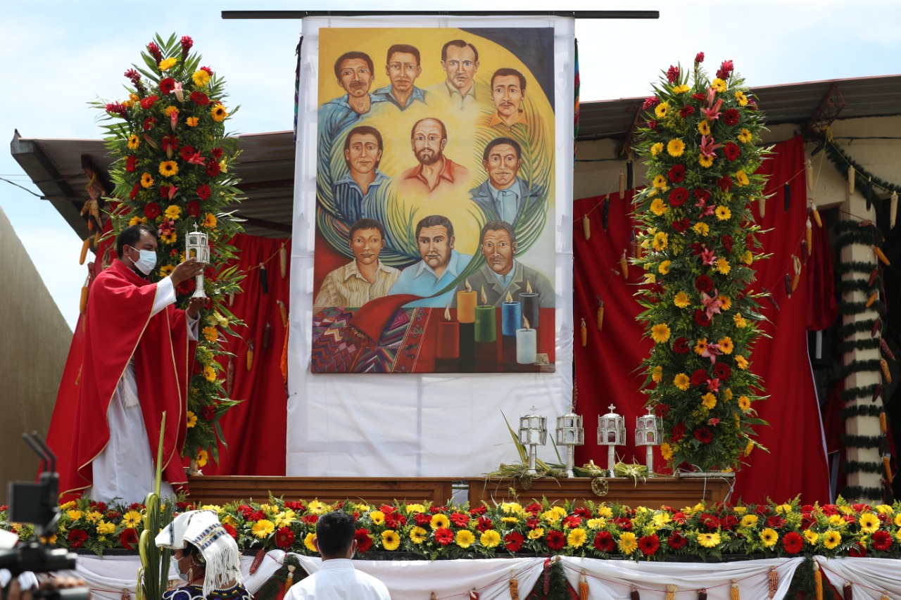Beatifican en Quiché a sacerdotes españoles y catequistas indígenas asesinados durante la guerra y recuerdan a Gerardi