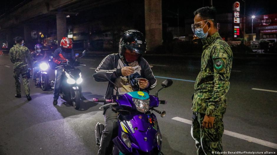 Un hombre filipino muere tras hacer 300 sentadillas por infringir el toque de queda de covid-19