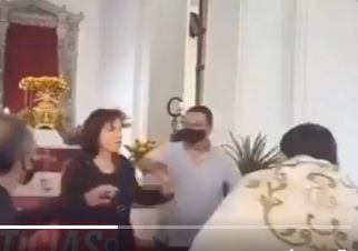 Quién es la mujer que golpeó a un sacerdote en plena misa de Semana Santa en Venezuela