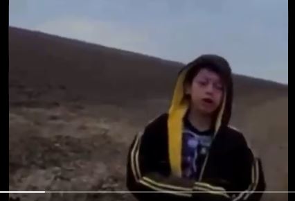 “¿Me puede ayudar?”: agente fronterizo graba el desgarrador momento en que un niño migrante solitario se entrega cerca del desierto