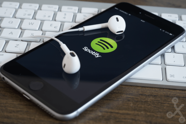 En pleno auge de los podcasts, Spotify lanza suscripciones para competir con Apple
