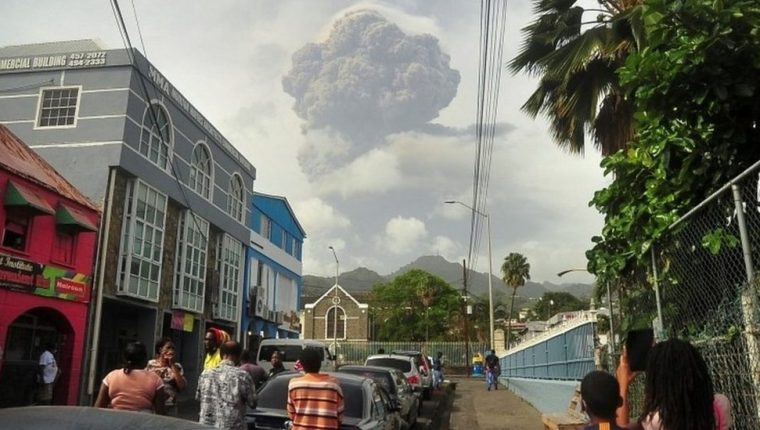 Erupción del volcán La Soufriere: “Tenemos más ceniza que agua”, el primer ministro de San Vicente le relata a BBC Mundo la desesperación en la isla caribeña