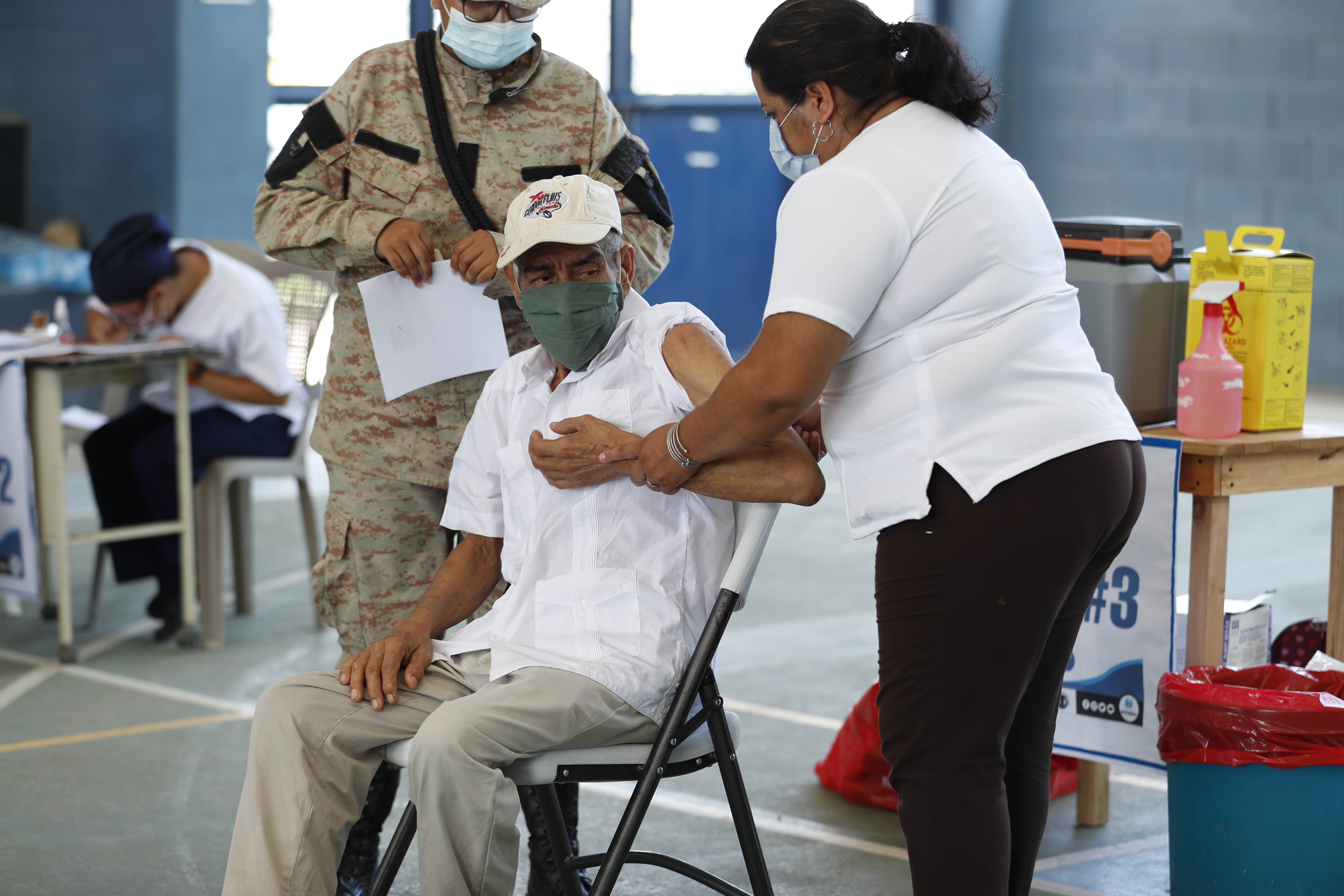 En Puerto Barrios, con el semáforo en rojo y bajos índices de vacunación, poca gente se inmuta del problema en el que están.