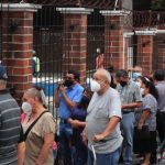 “Deberían de tener un poquito más de orden”, guatemaltecos se quejan por falla en sistema en puestos de vacunación contra el covid-19