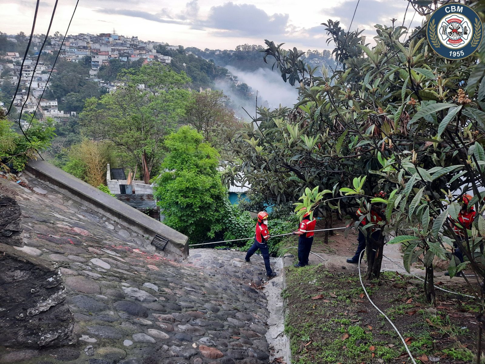 Hombre se lanzó desde el puente del Incienso y los bomberos narran qué