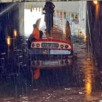 Imágenes: Bomberos rescatan a personas atrapadas en inundación en paso a desnivel