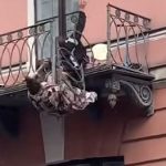 Video: graban la caída de una pareja desde un balcón en plena pelea