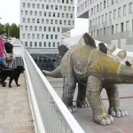 Este es el escalofriante hallazgo que hizo un niño cuando jugaba con la estatua de un dinosaurio