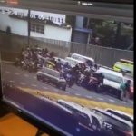 Transeúntes evitan que persona se quite la vida en el puente del Incienso, donde un hombre se lanzó hace unas horas