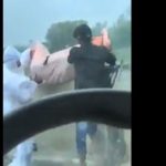 Video:  lanzan a un río el cuerpo de una persona que murió por covid-19 en la India