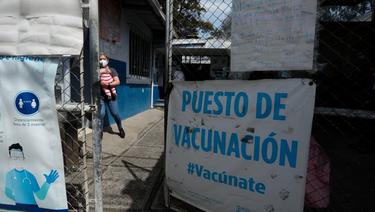 VIDEO | En el frente: un día en la vida de los vacunadores contra el covid-19