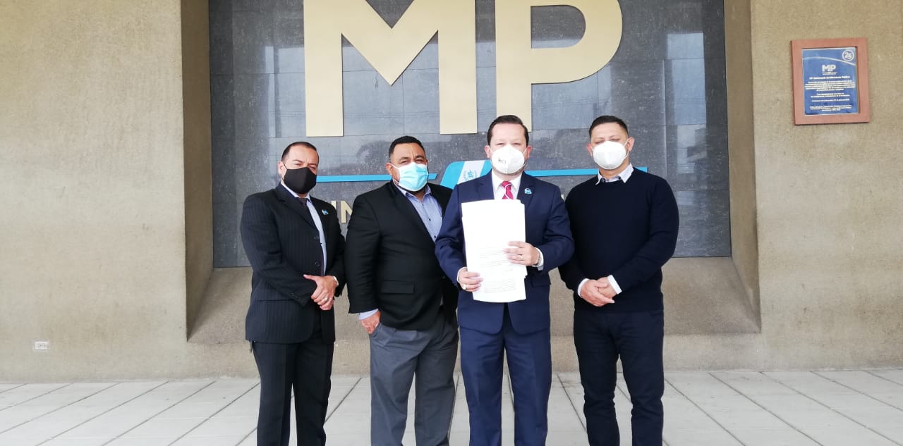 Pastores evangélicos denuncian a ministra de Salud por restricciones de horarios