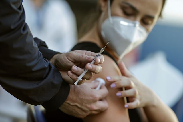 Brasil empieza vacunación con Pfizer