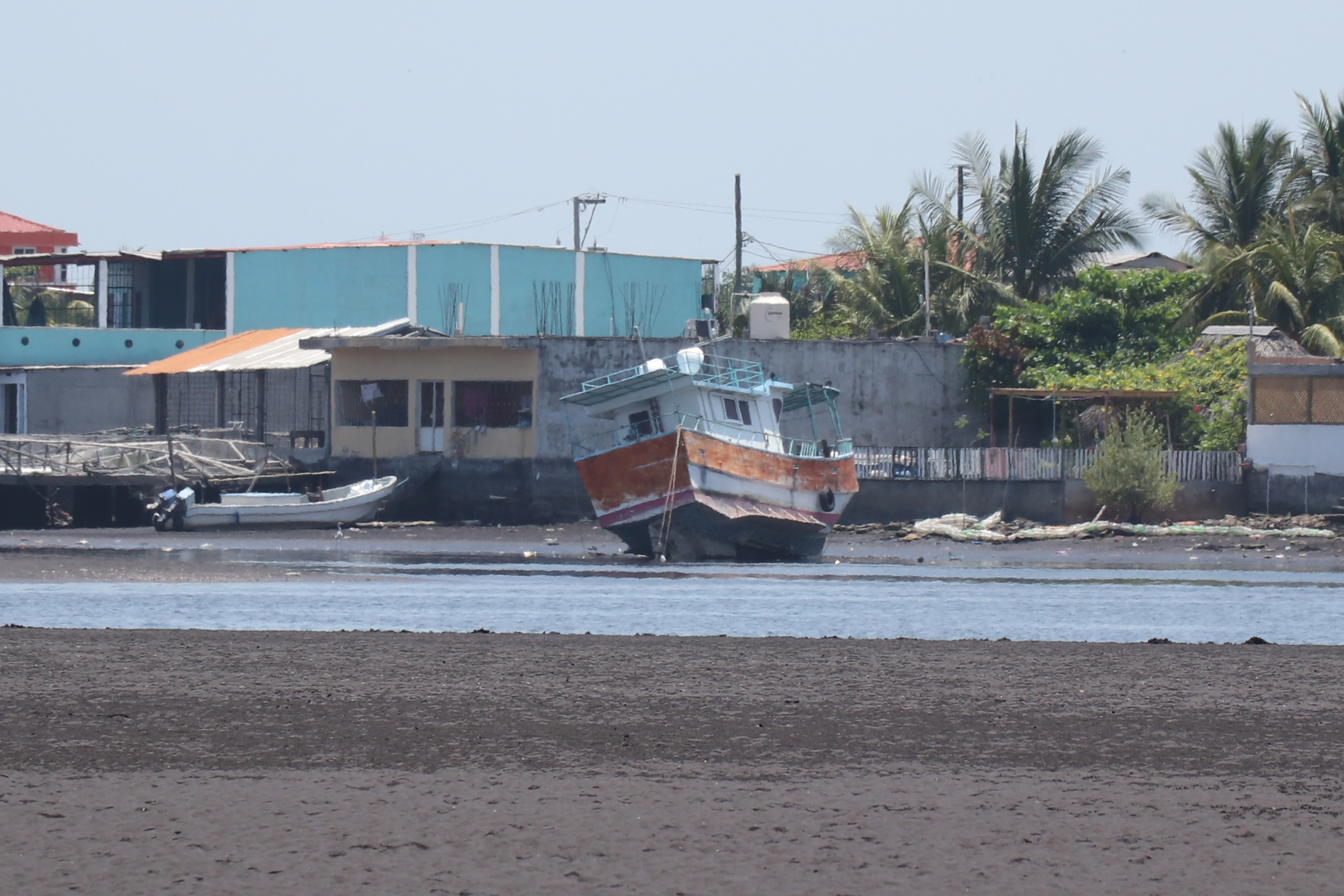 Más de tres mil pescadores artesanales en Puerto San José afectados por boca barra azolvada.