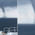 El momento en que una nave de carga se ve sorprendida por un tornado en medio del mar y la tripulación resulta ilesa