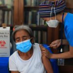 Madres conmemoran su día inmunizándose en el nuevo centro de vacunación en la USAC
