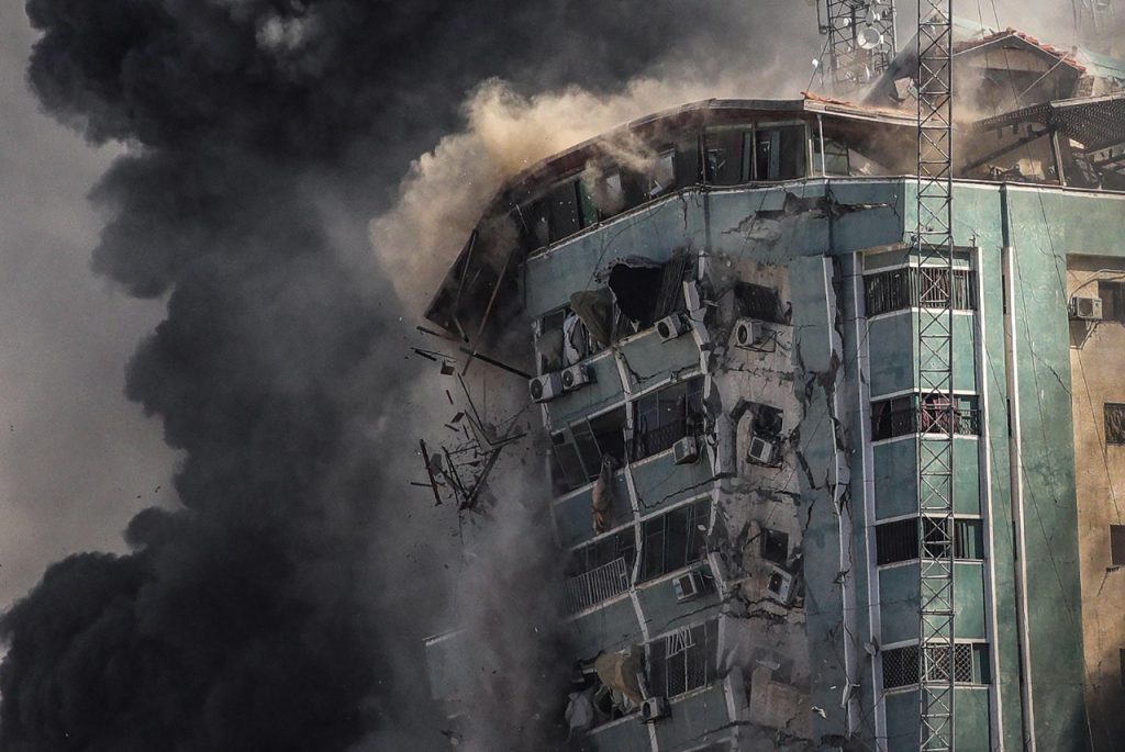 Edificio colapsa en Gaza