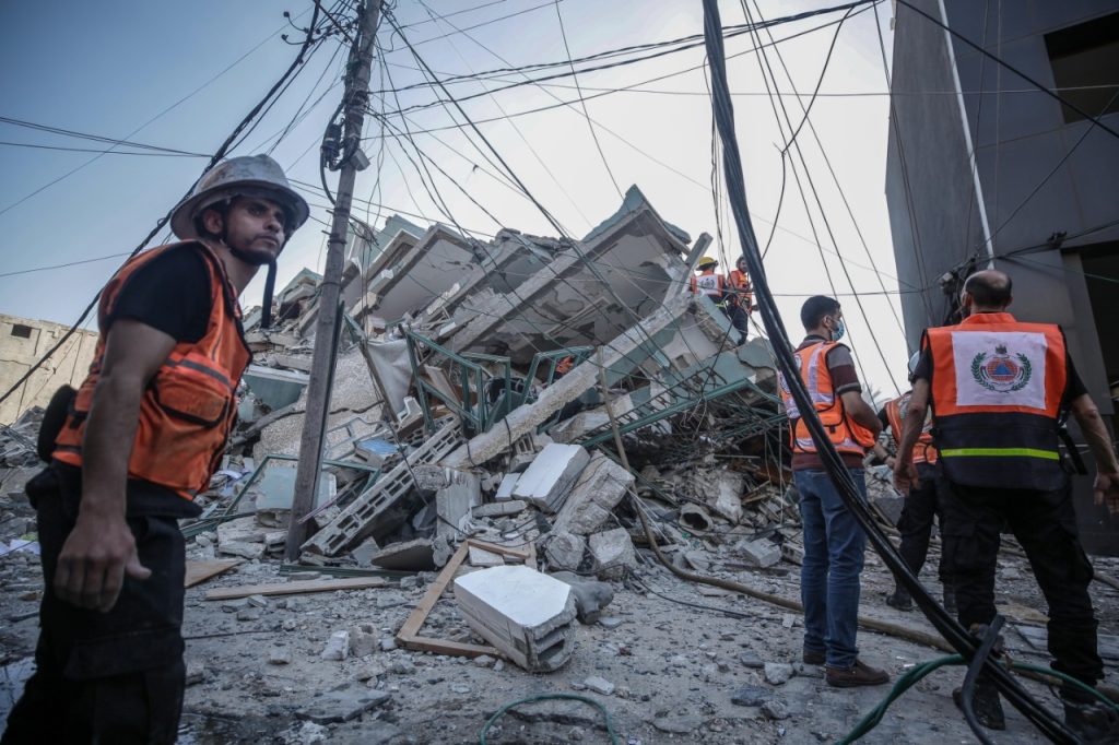 Edificio colapsa en Gaza
