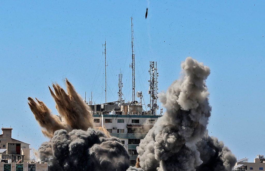 Edificio colapsa en Gaza