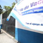 Personas denuncian cierre anticipado en el centro de vacunación Alida España