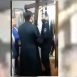 VIDEO | Un sacerdote pretendía expulsar a un policía de su iglesia con un crucifijo cuando llegó a suspender la misa por restricciones covid -19