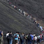 Videos: Volcán de Pacaya atrae a miles de curiosos para ver el flujo de lava