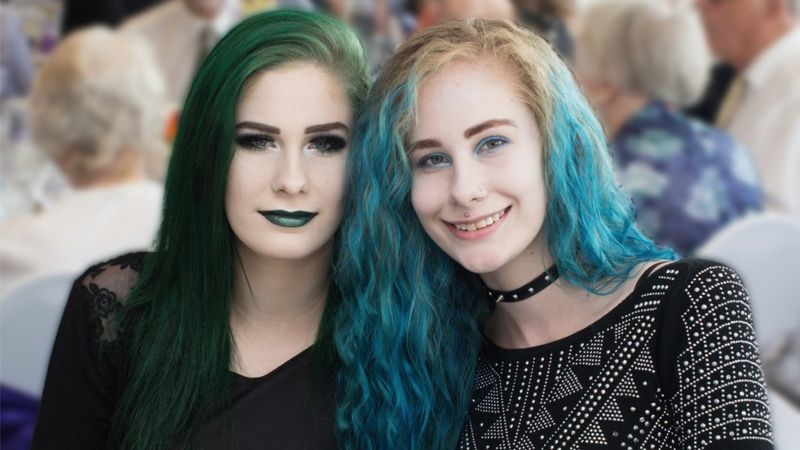 Por qué unas hermanas gemelas “que lo tenían todo” acabaron suicidándose