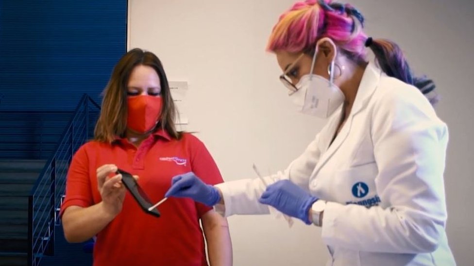 Prueba de covid-19: el novedoso método de un investigador chileno para ayudar a detectar pacientes asintomáticos