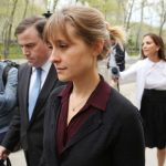 Secta Nxivm: Allison Mack, actriz de la serie Smallville y discípula de Keith Raniere, condenada a tres años por reclutar mujeres para el grupo