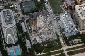 El edificio localizado en las inmediaciones de Miami Beach colapsó de manera repentina la madrugada del jueves 24 de junio. (Foto Guatevisión: AFP)