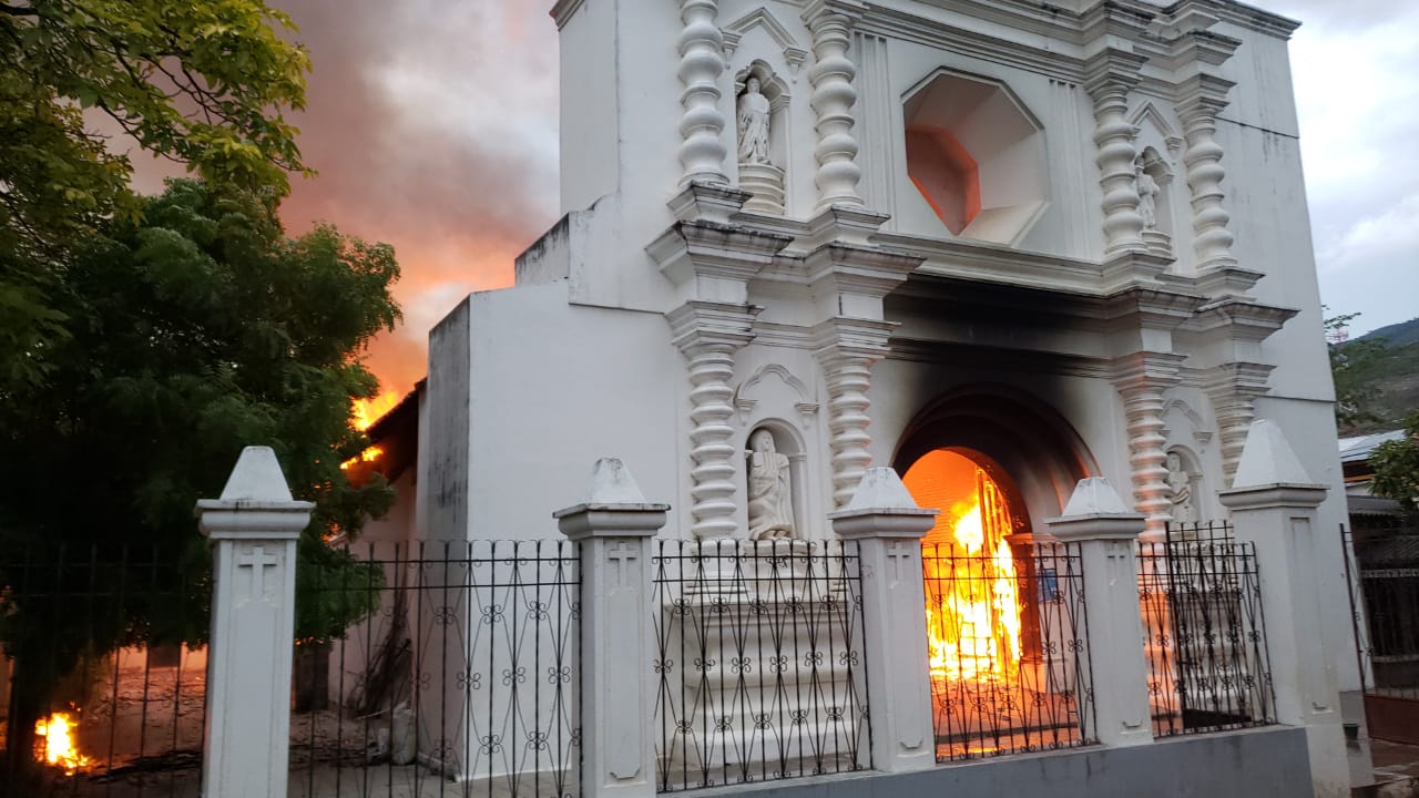 Videos: Iglesia católica de Camotán se incendia por un rayo