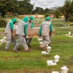 El entierro de víctimas de COVID-19 fue grabado en un cementerio de Brasil, no en un set
