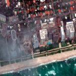 Rescatan cuatro cuerpos entre los escombros tras el derrumbe del edificoi en Miami