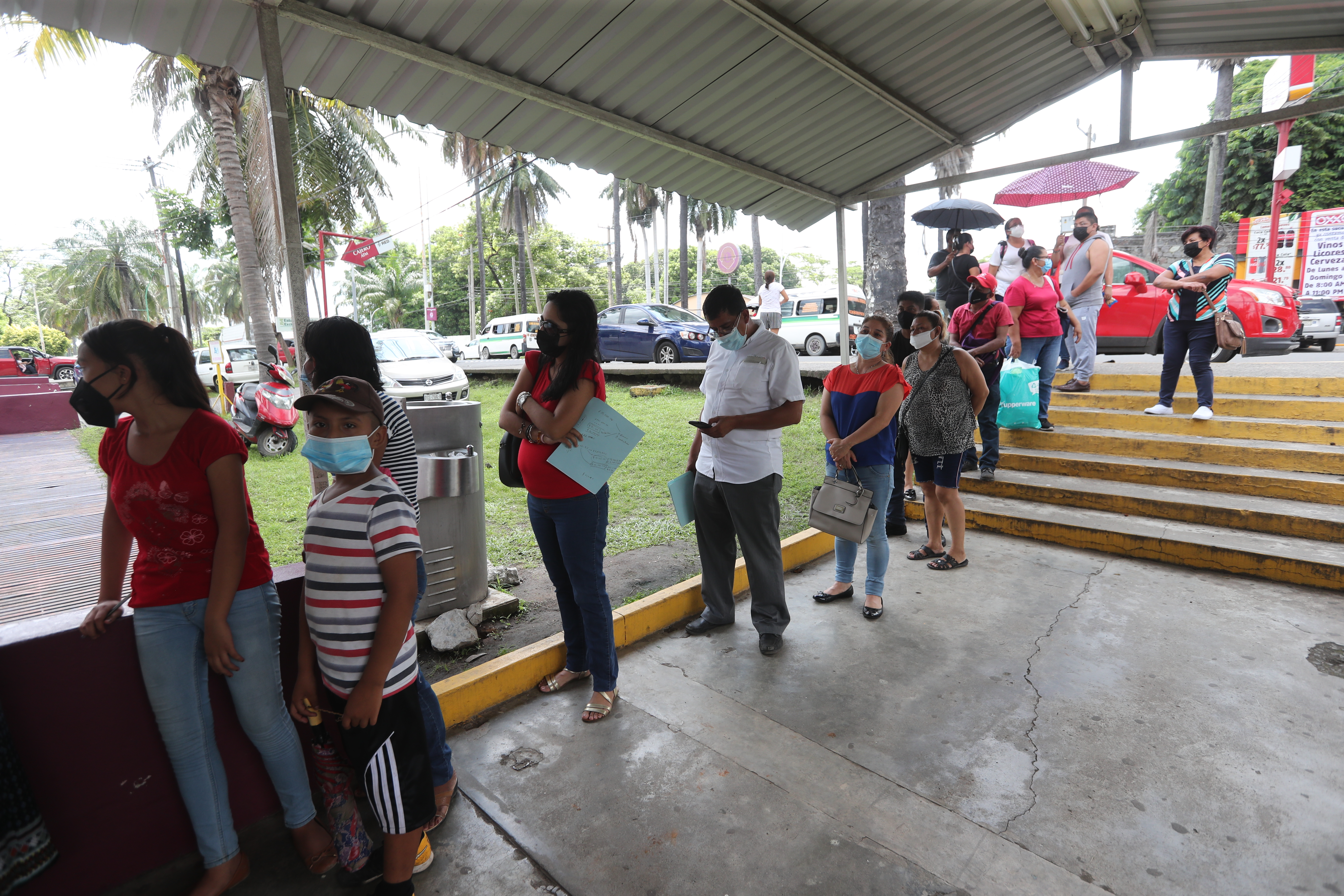 Guatemaltecos viajan a México en busca de la vacuna que en el país no pueden encontrar