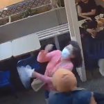 Graban el brutal ataque contra una mujer asiática en Nueva York: el agresor está detenido por crimen de odio