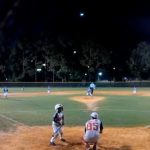 Se iluminó el cielo: graban un meteorito durante juego de béisbol infantil