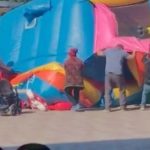 Video: momento en el que explota castillo inflable y varios niños resultan heridos
