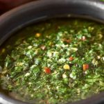 El disputado origen del chimichurri, la famosa salsa que une a los argentinos
