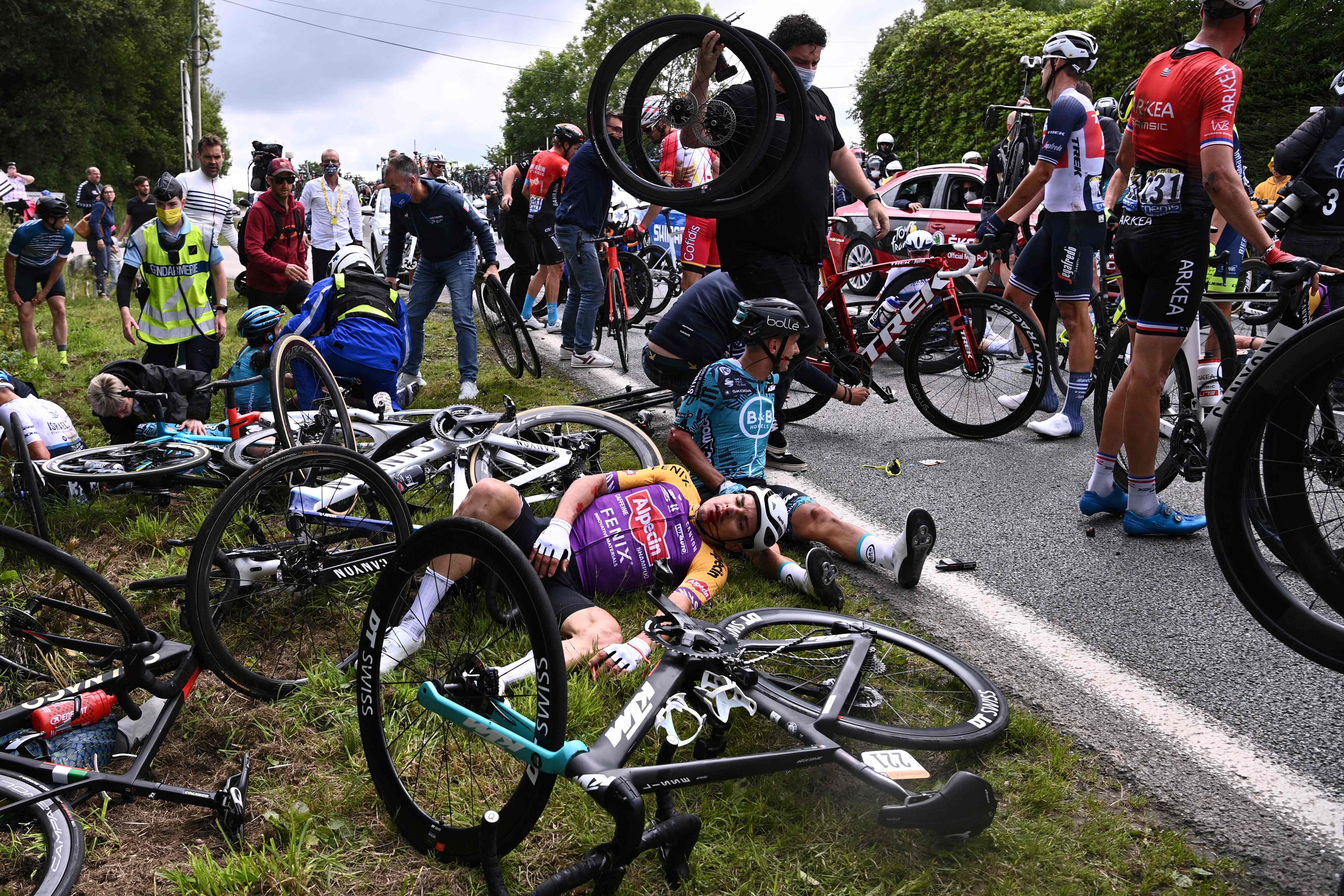 La Policía busca a la mujer que causó una multitudinaria caída en el Tour de Francia y este podría ser el duro castigo