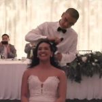 Pareja se corta el cabello a la mitad de su boda para solidarizarse con la madre de la novia que padece cáncer