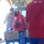 VIDEO | Con un trapeador, un hombre y una mujer detienen un intento de asalto en Santa Cruz del Quiché