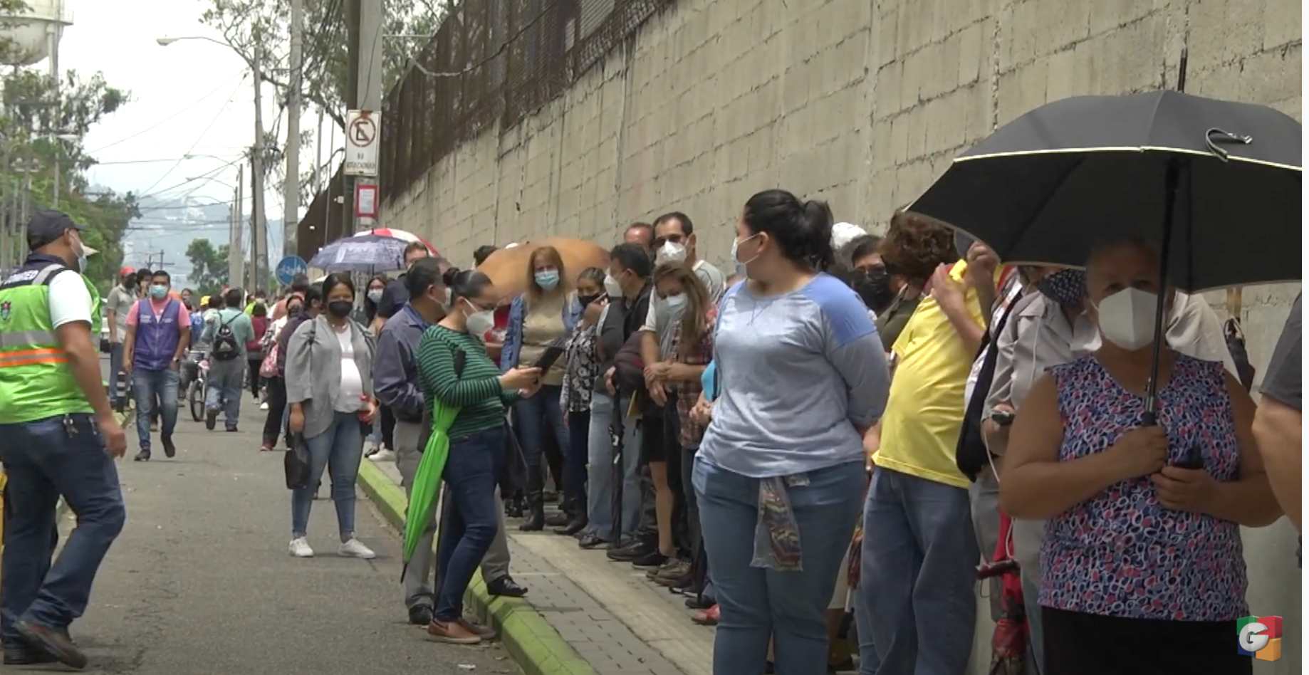 Comienza vacunación para mayores de 50 en medio de colas, falta de vacunas y cierre de centros