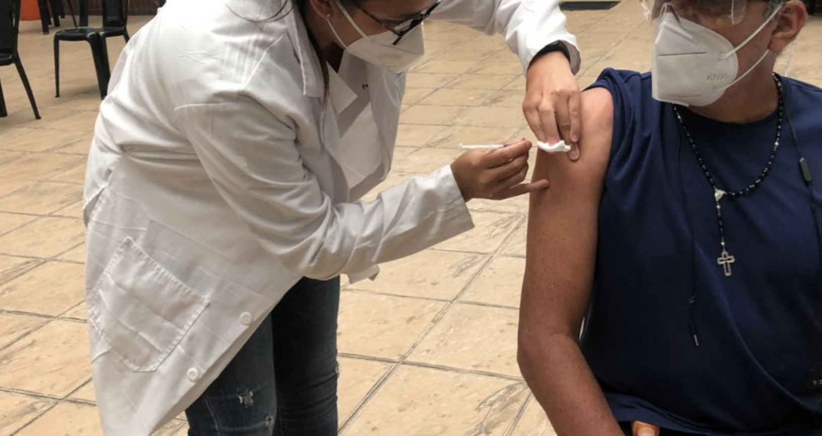 “Esto es un relajo”: Recorren centros de vacunación buscando dosis contra el coronavirus
