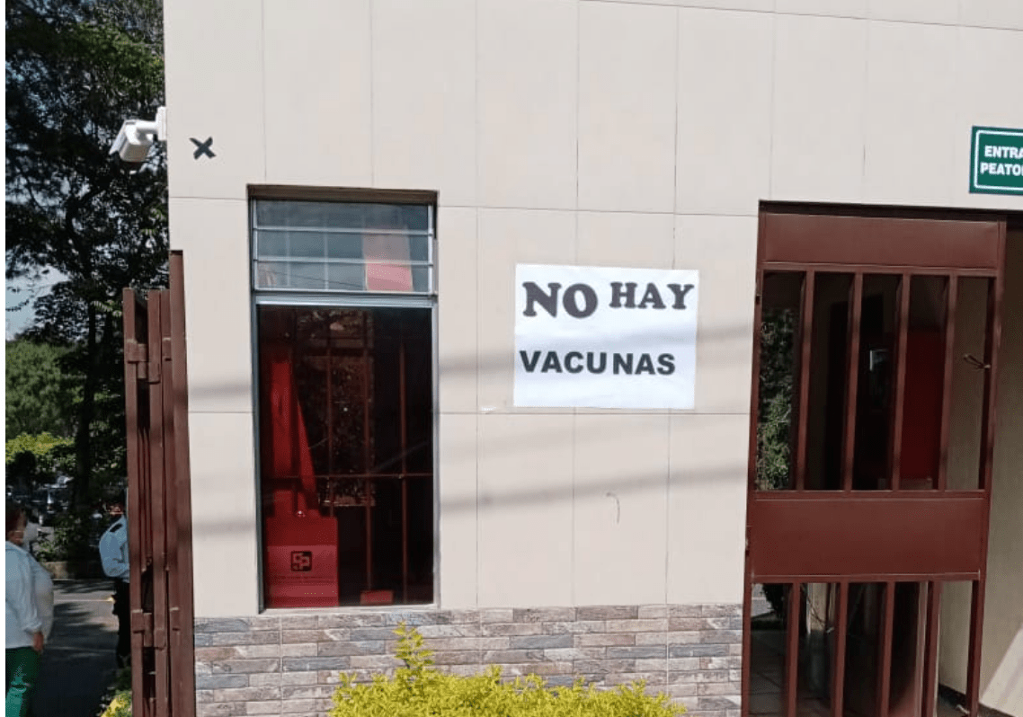 Mientras miles buscan inmunizarse, Ministerio de Salud limita acceso a vacunas