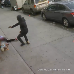 Video: Hombre se cubre con dos niños cuando era atacado a balazos en Nueva York, EE. UU.