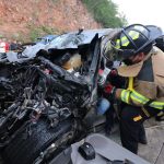 Choque entre microbús y camioneta agrícola deja dos muertos y varios heridos