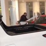 “Quiero que me devuelvan la plata”: en medio de un ataque de ira hombre destruye dos autos 0 km