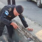 Localizan el cadáver de un hombre en una cuneta y bomberos presumen que la corriente lo arrastró