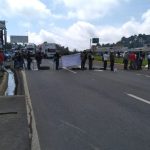 Vecinos bloquean 4 horas el paso en el Libramiento de Chimaltenango debido al daño que causa el desfogue de aguas pluviales del proyecto